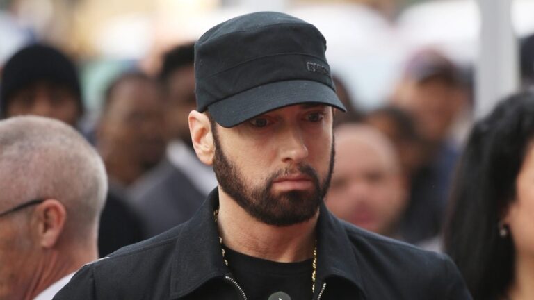 L'alter ego d'Eminem est enveloppé dans un sac mortuaire sur la pochette de l'album « The Death Of Slim Shady »