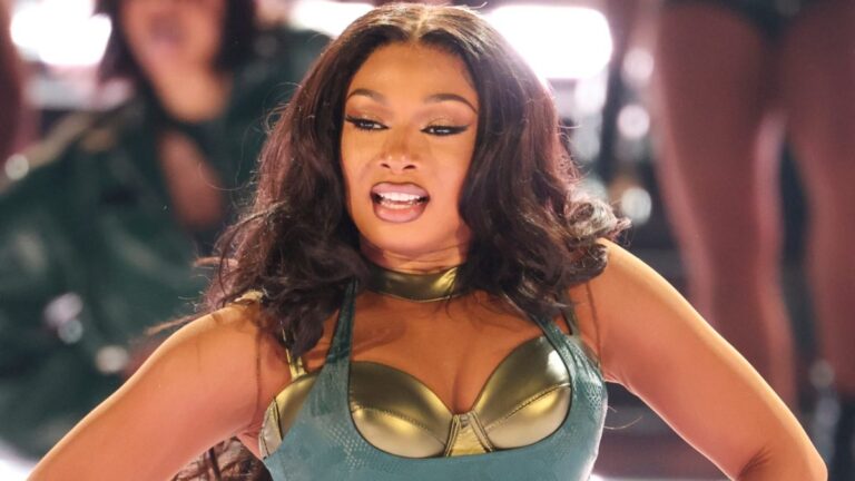 Megan Thee Stallion se rend au Japon pour la vidéo « Mamushi » après un show époustouflant à Londres