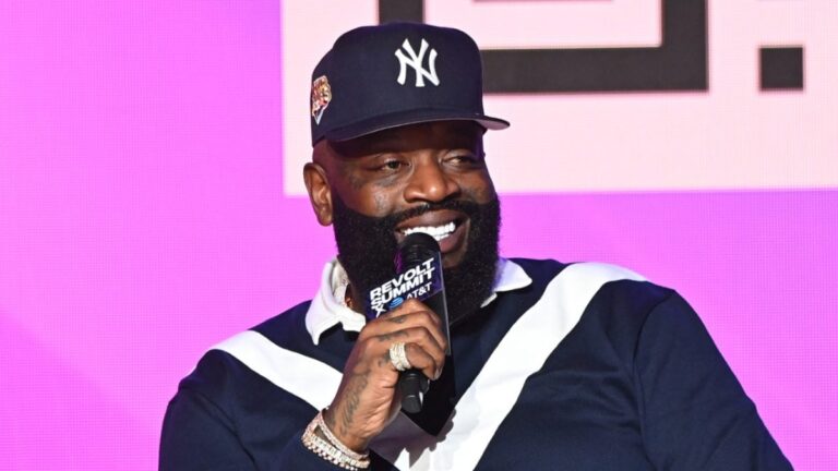 Rick Ross se moque des fans de Drake qui l'ont attaqué, mais n'est pas « convaincu » qu'il ait été frappé
