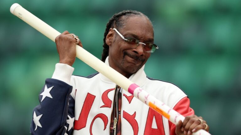 Snoop Dogg se bat à l'épée avec un escrimeur olympique, avec un commentaire hilarant