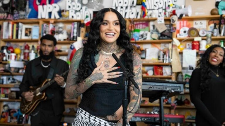 Kehlani dénonce l'occupation de la Palestine, du Congo et d'autres pays lors d'un concert sur un petit bureau