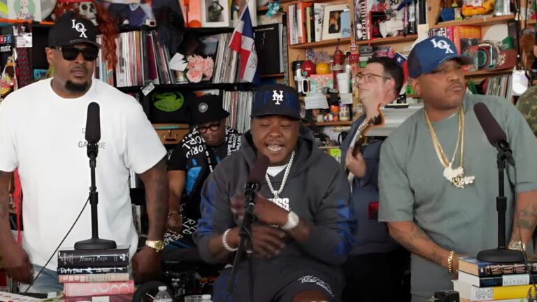 L'alchimie et le charisme des LOX rayonnent dans un concert rempli de tubes sur un petit bureau