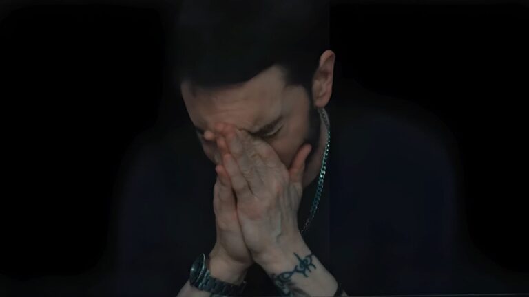 Eminem revit ses regrets d'être parent dans la puissante vidéo « Somebody Save Me » avec Jelly Roll