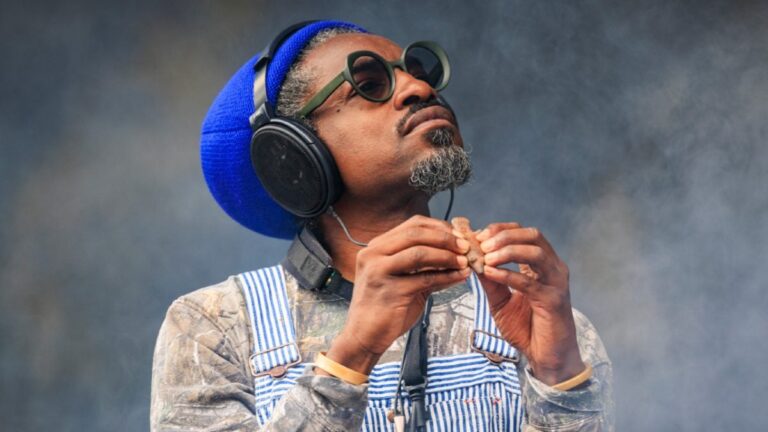 André 3000 sort le film « Intimate » pour accompagner l'album « New Blue Sun »