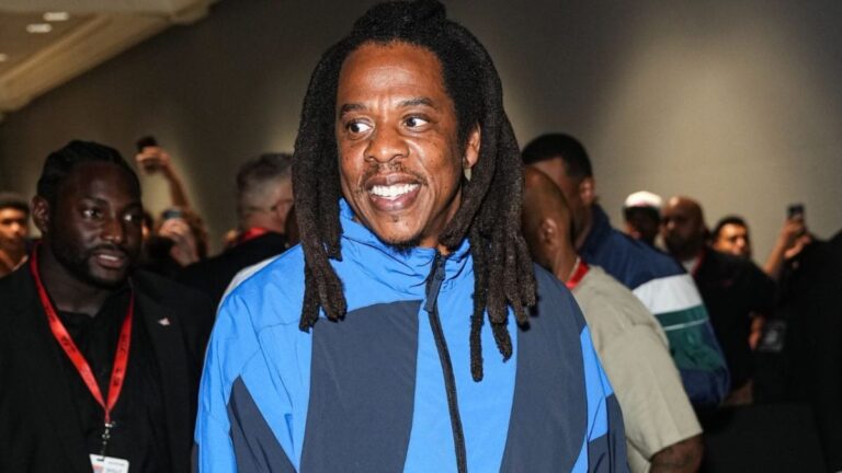 JAY-Z ajoute une série de nouvelles plaques de platine à sa collection