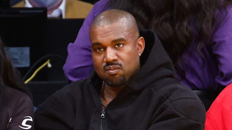 Kanye West accuse Hennessy d'être à l'origine du tweet antisémite « Death Con » : « (Il fait ressortir) les démons »