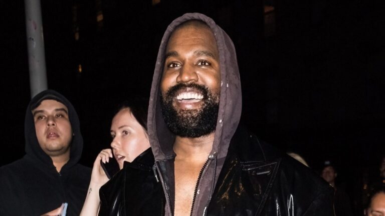 Kanye West fait presque pleurer son manager John Monopoly avec un généreux cadeau d'anniversaire