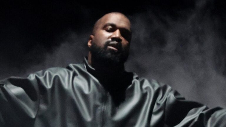 Kanye West partage des photos effrayantes de son défilé en Corée du Sud