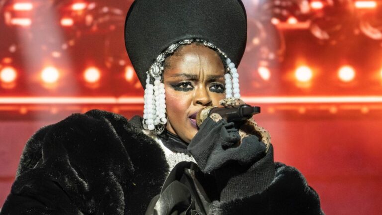 Lauryn Hill dénonce le « sensationnalisme » des médias alors qu'elle explique l'annulation de la tournée des Fugees