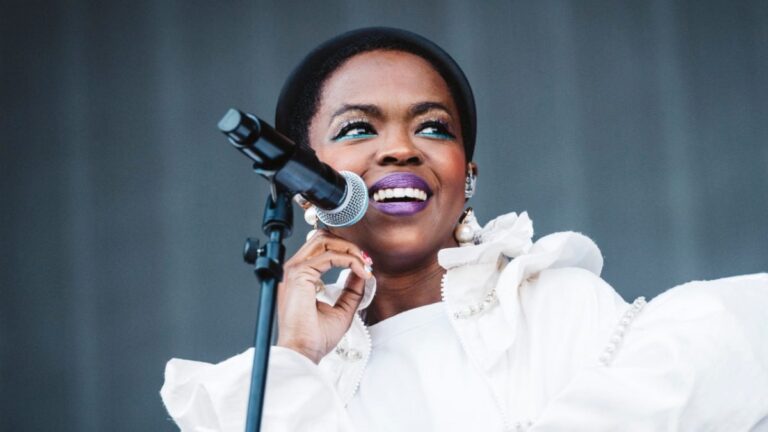 Lauryn Hill offre une performance improvisée de grands classiques lors d'une réunion de lycéens