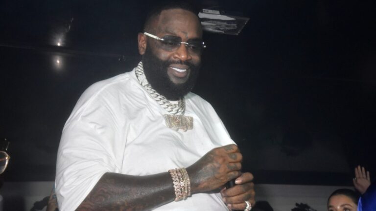 Rick Ross aurait été poursuivi en justice par un homme handicapé pour accessibilité à un salon automobile