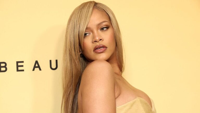 Rihanna éblouit dans un costume de carnaval sexy au Crop Over Festival à la Barbade
