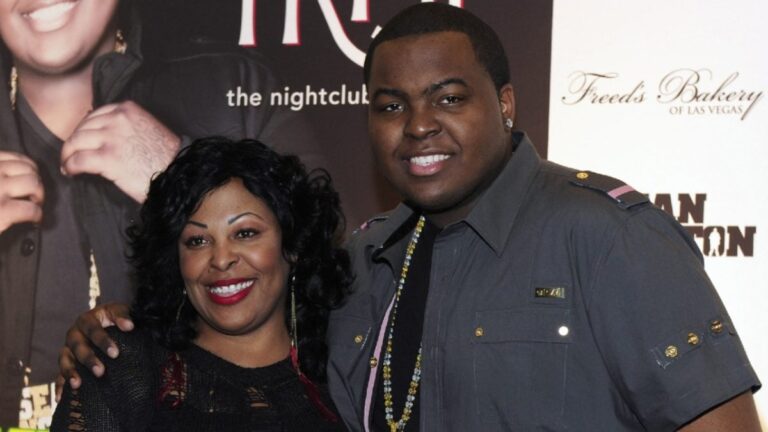 Sean Kingston et sa mère fuient les journalistes de manière hilarante après une audience au tribunal pour une affaire de fraude