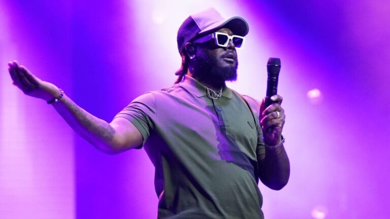 T-Pain s'en prend à une foule en colère qui lui a jeté des objets pendant son spectacle : « Je peux partir »
