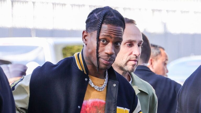 Travis Scott admet avoir « peur » de la police dans une vidéo de son arrestation alors qu'il était ivre