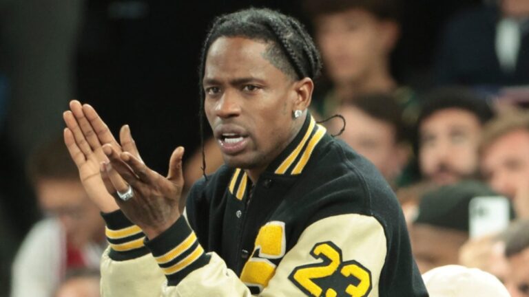 Travis Scott évoque la tournée « Days Before Rodeo » lors d'une performance intime de sa mixtape