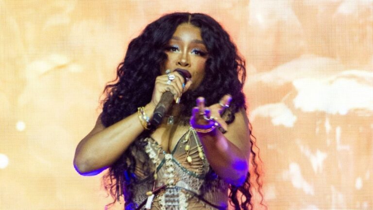 SZA révèle qu'elle « traverse une rupture » lors d'une interview avec « Hot Ones »