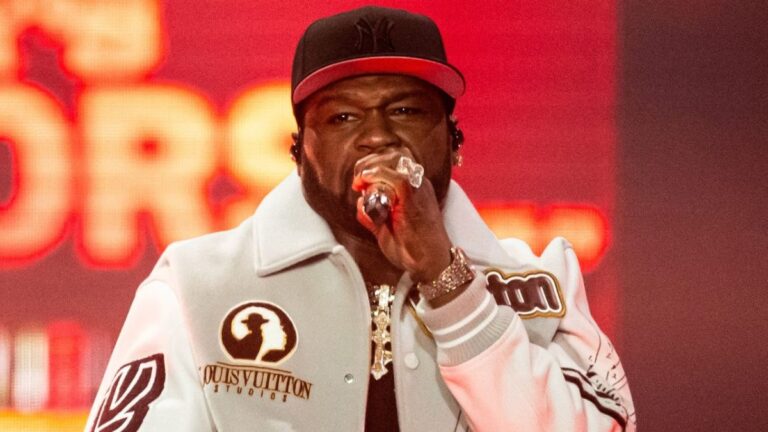 50 Cent explique l'hommage caché rendu lors d'une récente séance photo avec des millions en espèces