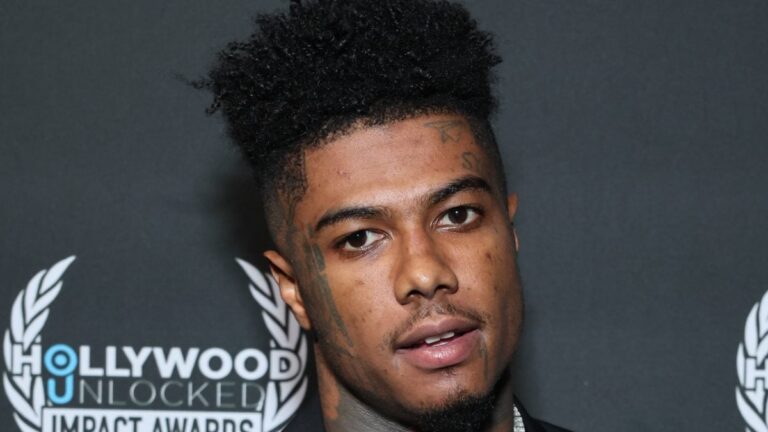 Blueface envoyé dans une nouvelle prison pour commencer sa peine alors que sa photo d'identité apparaît
