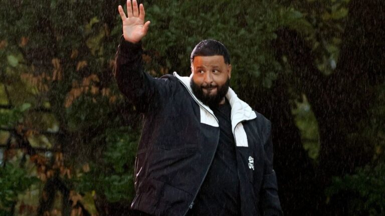 DJ Khaled fait le clown par les fans après avoir surfé sur la foule lors de la diffusion de « Big Noon Kickoff »