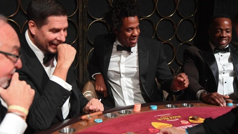 JAY-Z co-organisera un tournoi de blackjack de 250 000 $ pour célébrer l'ouverture d'un site de paris sportifs