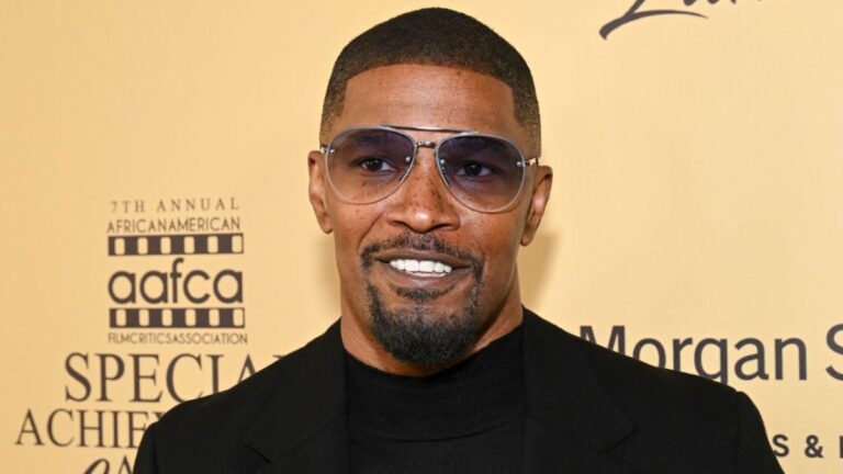 Jamie Foxx pleure en accompagnant sa fille dans l'allée à son mariage