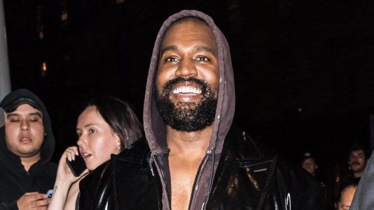 Kanye West découvre une rare photo d'enfance avant le concert des « Vultures » en Chine : « Back Again »