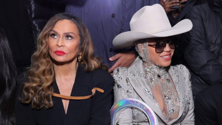 La mère de Beyoncé nie avoir critiqué Dolly Parton en réponse à son refus de participer aux Country Awards