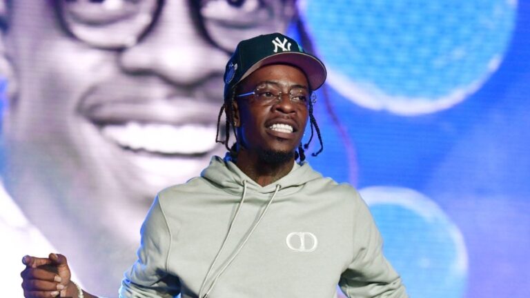 Le fils de Rich Homie Quan s'émeut en rappant sa musique lors des funérailles du rappeur décédé