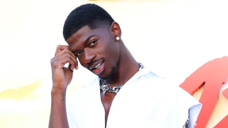 Lil Nas X plaisante sur les difficultés des rappeurs gays : « Nous avons besoin de plus de renardes homosexuelles ! »
