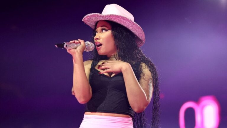 Nicki Minaj s'excuse d'avoir donné un coup de pied dans l'appareil photo d'un photographe : « Je pensais qu'il était un voyeur »