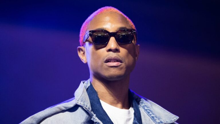 Pharrell Williams « agacé » par les célébrités qui soutiennent les politiciens : « Tais-toi. Personne ne t'a demandé de l'aide »