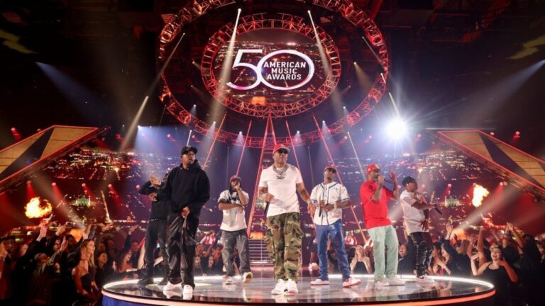 Nelly retrouve St. Lunatics pour la performance des AMA malgré une bataille juridique de 50 millions de dollars