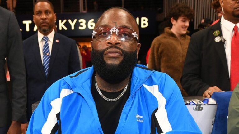 Rick Ross effraie les fans en portant un masque d'Halloween effrayant de son propre visage