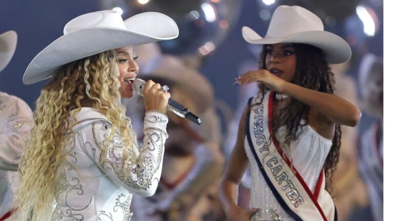Beyoncé est rejointe par Blue Ivy au spectacle de la mi-temps de Noël et fait une grande annonce