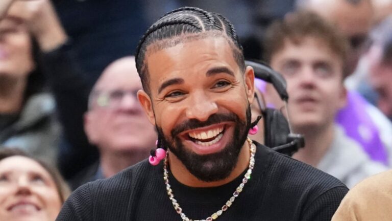 Drake obtient un pendentif « Anita Max Wynn » pour sa tournée australienne