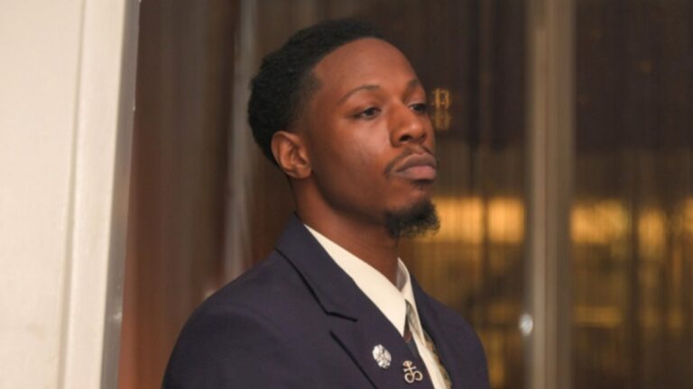 Joey Bada$$ se lance dans un combat vicieux avec un ancien membre de l'ère professionnelle dans un magasin de New York