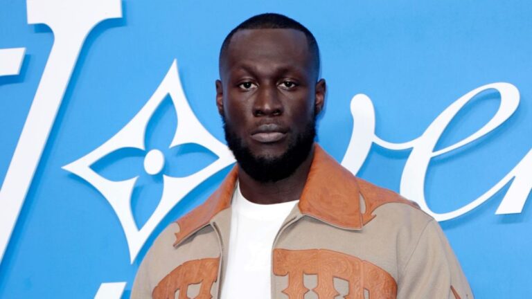 Stormzy frappé d'une longue interdiction de conduire après avoir été surpris en train d'utiliser son téléphone au volant
