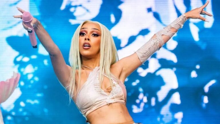 Doja Cat s'associe à la Croix-Rouge pour une ligne de produits dérivés au profit des secours contre les incendies de forêt de Los Angeles