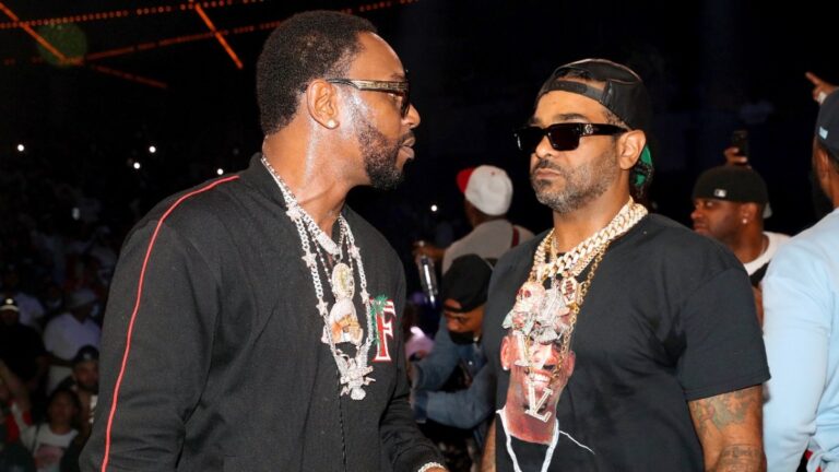 Jim Jones interprète le morceau de réponse de Cam'ron devant la fresque d'un parent mort