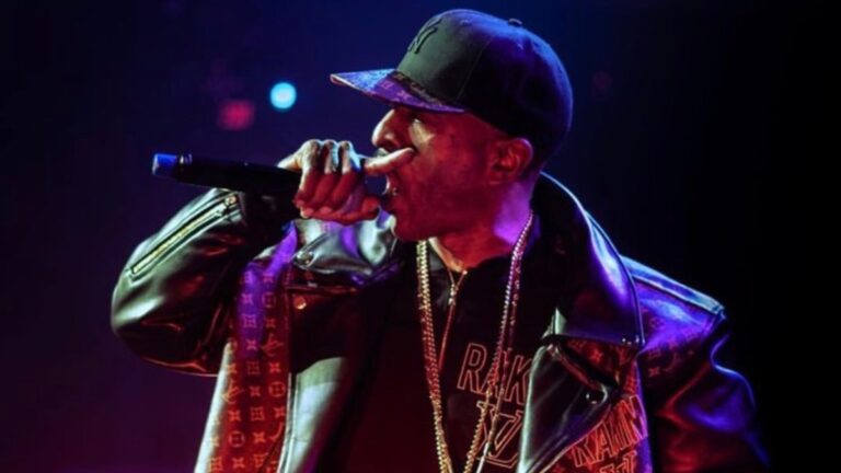 La nouvelle application financière de Rakim vous permet de lui poser des questions avec la fonctionnalité «Ask RA», alimentée par AI,