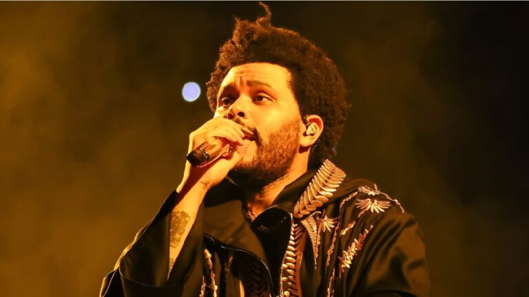 The Weeknd étourdit les fans avec l'œuf de Pâques «  Hurric Tomorrow '' qui fait boucler sa carrière