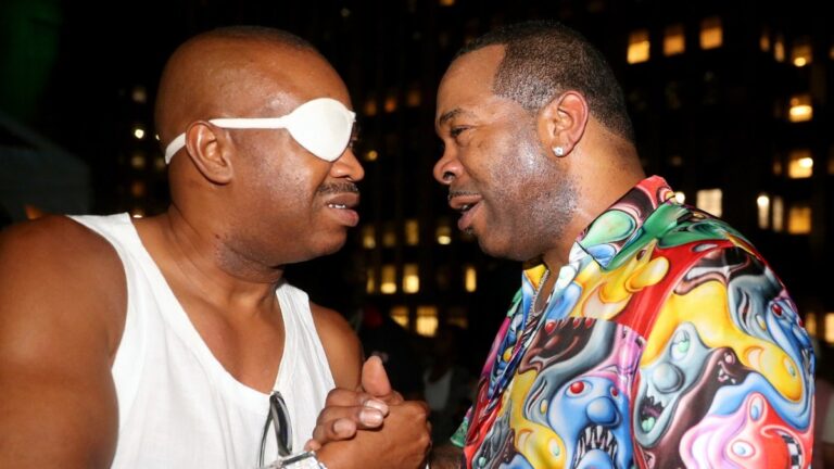 Busta Rhymes montre sa perte de poids dans un selfie torse nu inspiré de Slick Rick