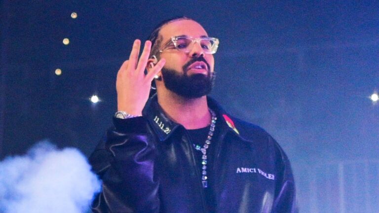 Drake affiche des lèvres de canard et des lèvres Vernis à ongles dans de nouvelles photos de studio : « J'y ai bien réfléchi »