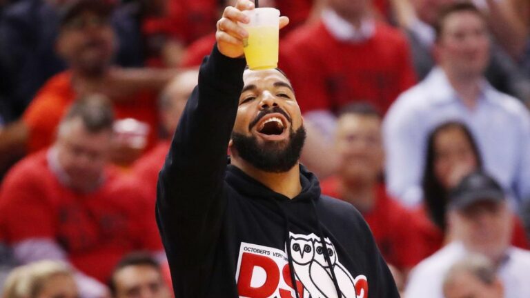 Drake affirme qu'il ne se soucie pas du rap Beef sur la fuite d'une nouvelle chanson : « J'essaie d'allumer la fête »