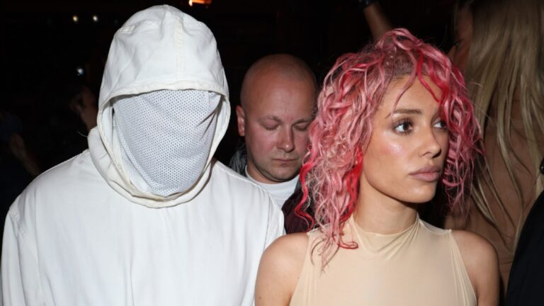 Kanye West est tout sourire dans un rare selfie avec sa femme Bianca Censori