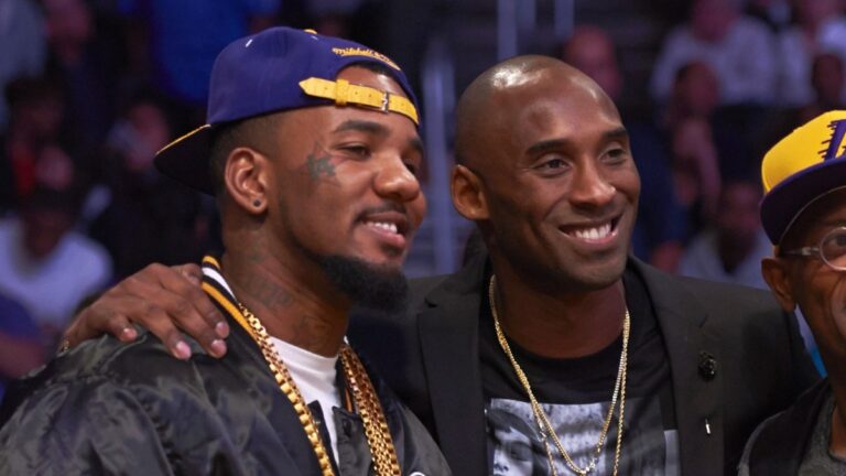 Le jeu relie les précipitations à la mort de Kobe Bryant comme des incendies de forêt près du confinement