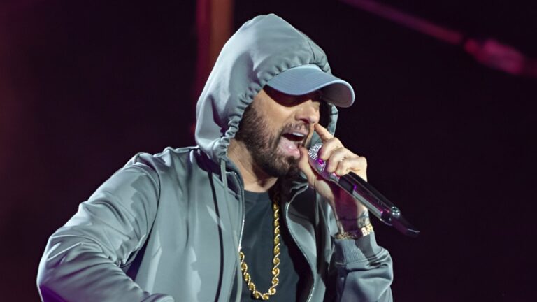 Le porte-parole d'Eminem dénonce les fuites de chansons après l'inédit de 50 Cent & Dr. Dre collabore avec Surface