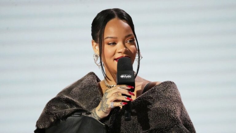 Rihanna pour faire la musique revient pour un nouveau film «smitfs»