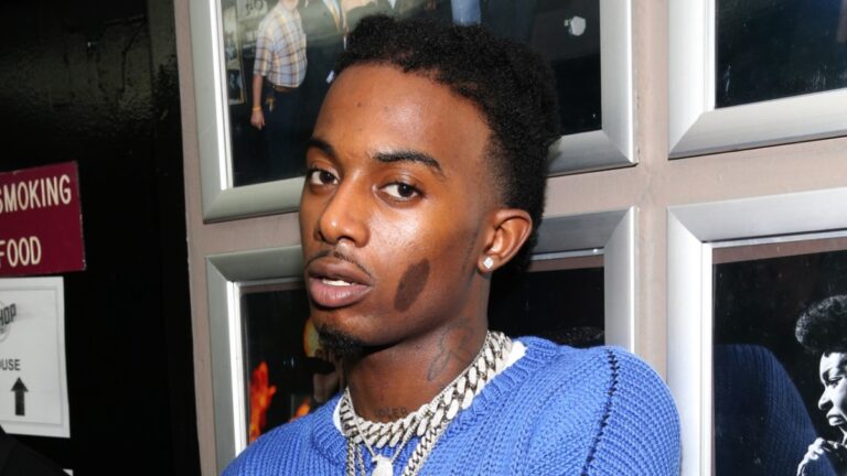 Les panneaux d'affichage de Playboi Carti promettent que le nouvel album «Is Coming»